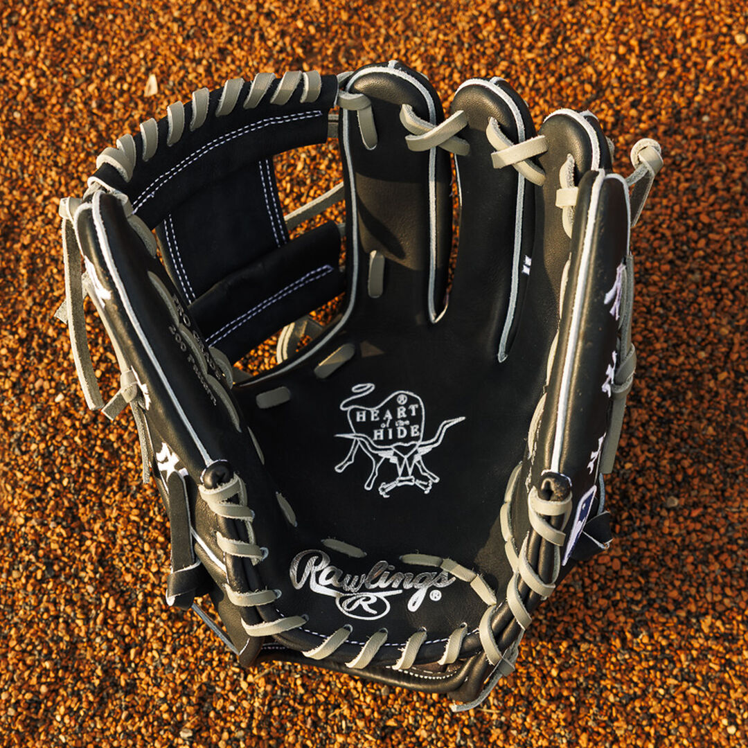 New York Yankees Heart of the Hide 11.75-Inch Infield Glove