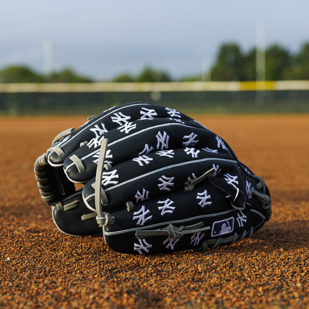 New York Yankees Heart of the Hide 11.75-Inch Infield Glove